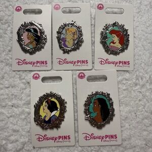 Disney Pins Princess Portrait Frame - 5 Jasmine, Ariel, Moana, Snow, Rapunzel